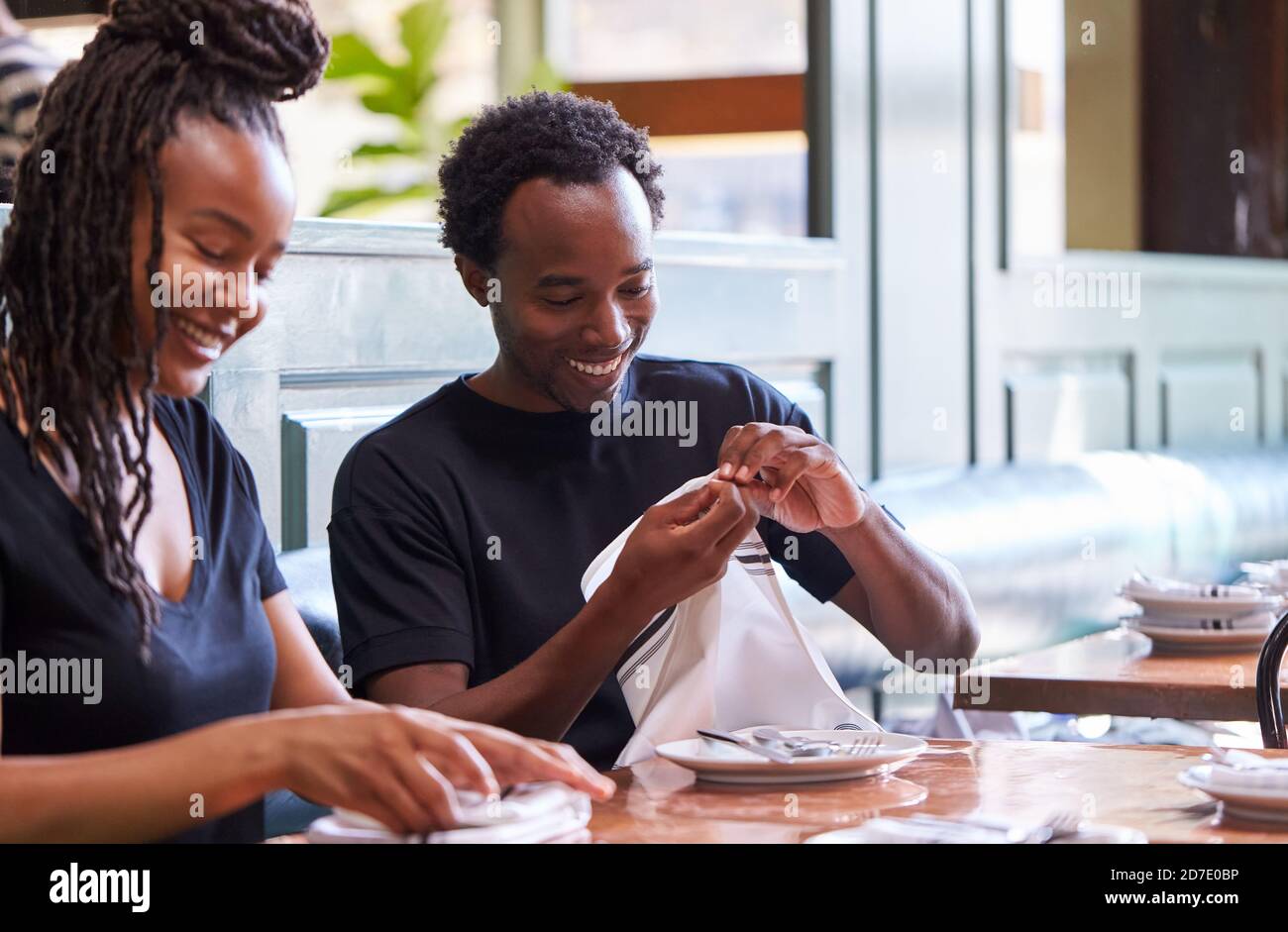 Serviettes pliantes pour hommes et femmes au restaurant avant le service Banque D'Images