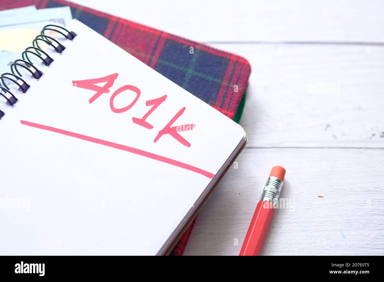 Bloc-notes avec le mot 401k sur fond blanc, gros plan , Banque D'Images