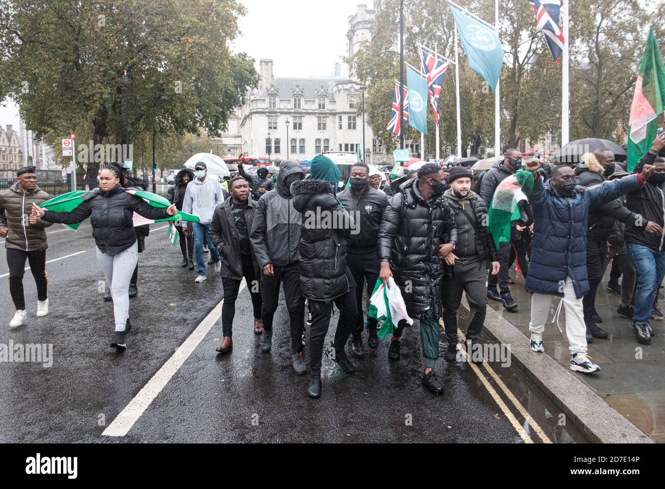 Le 20 octobre 2020, la police et les forces armées nigérianes ont harcelé, blessé et tué de nombreux civils tout en refusant leurs droits civils et juridiques Banque D'Images