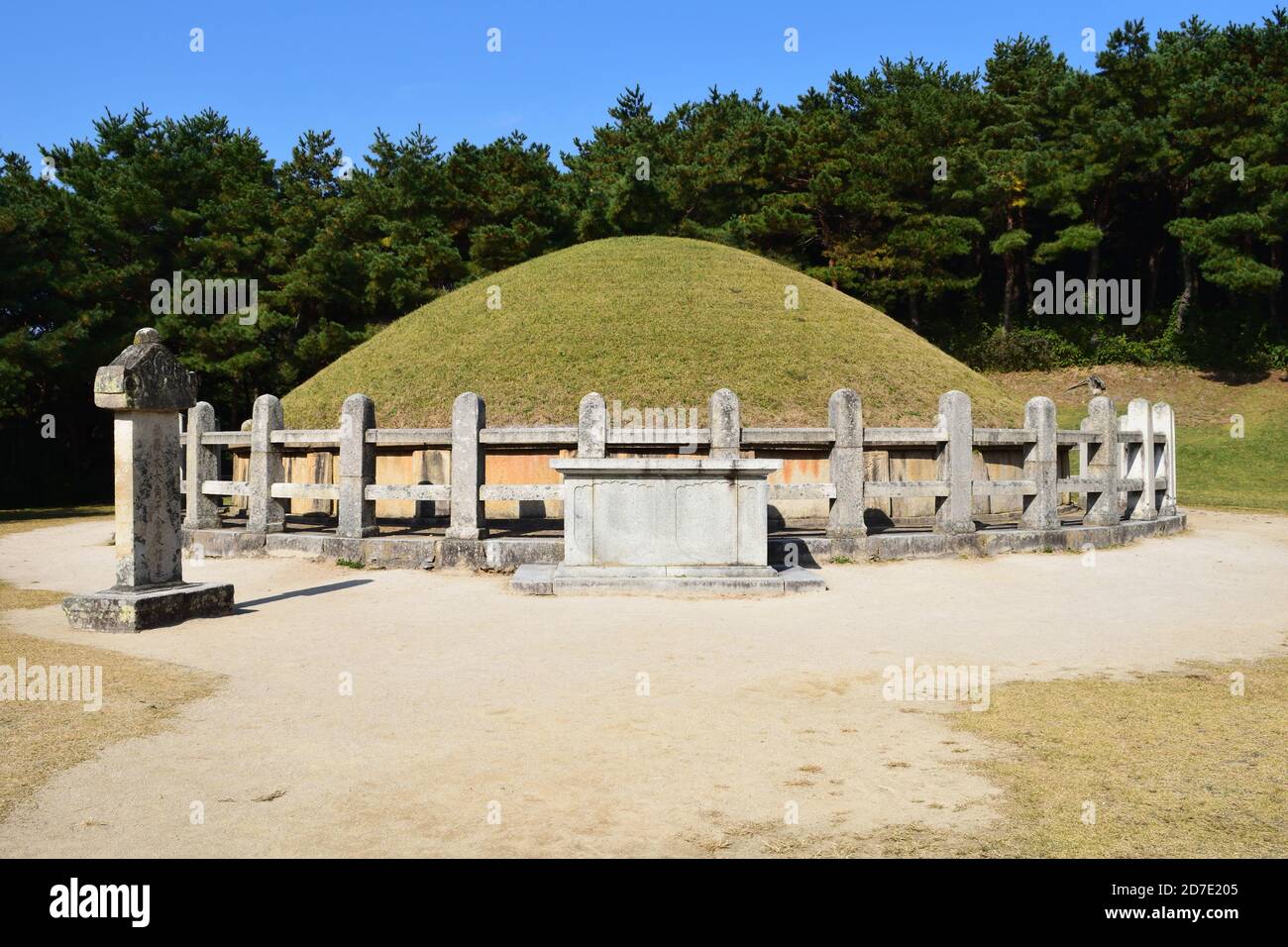 Tombe du général Kim Yu-sin à Gyeongju, en Corée. Inscription: 新羅太大角干金庾信墓 'Tombeau de Silla Suprême Herald de la Défense Kim Yu-sin' Banque D'Images