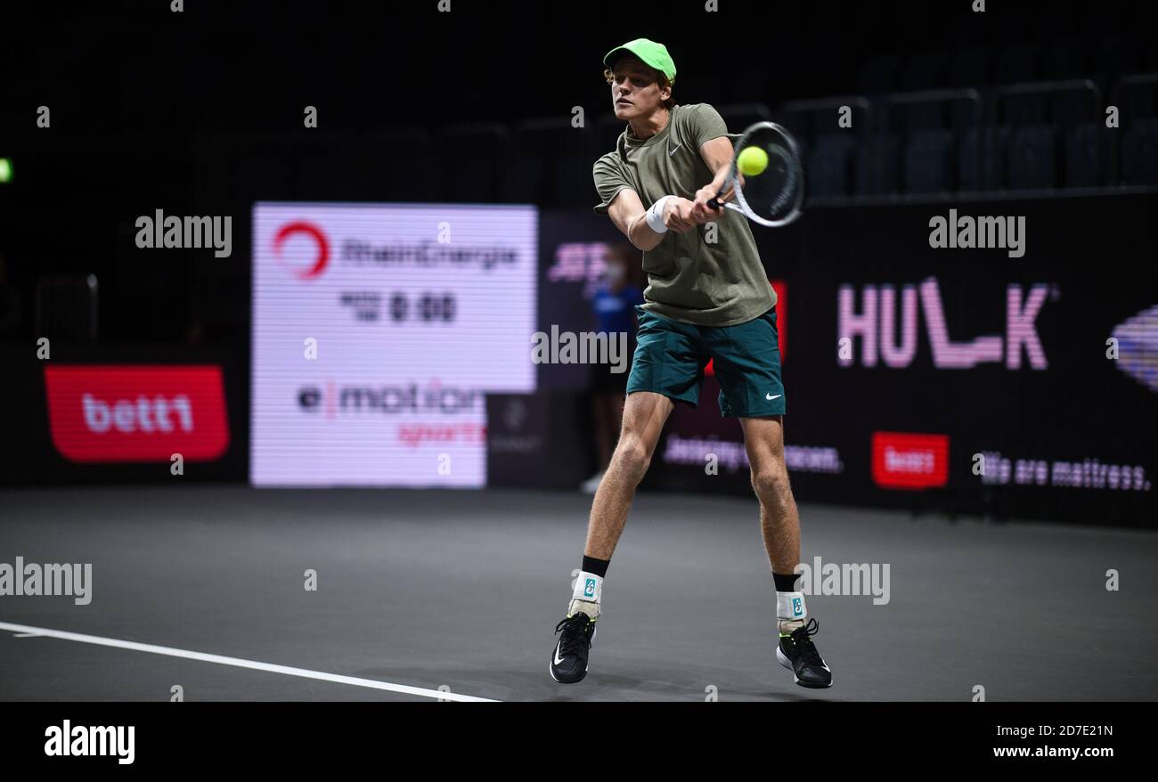 Cologne, Allemagne. 22 octobre 2020. Tennis: ATP Tour - Championnat de Cologne (ATP), individuel, hommes, 2ème tour, P. Herbert (France) - sinner (Italie). Jannik Sint joue la balle. Credit: Jonas Güttler/dpa/Alay Live News Banque D'Images