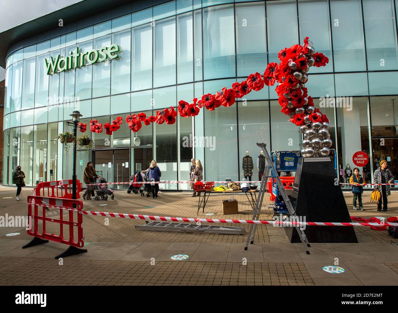 Windsor, Berkshire, Royaume-Uni. 22 octobre 2020. Une nouvelle installation de pavot Fountain of Hope était installée aujourd’hui par le centre commercial Windsor yards Shopping Centre en partenariat avec l’organisme de bienfaisance DE Windsor Buttons. Il a été attaché à la statue du Jubilé de diamant de sphères. Les beaux coquelicots rouges ont été fabriqués par des enfants et des familles des services armés à partir de matériel de parachute rouge pour recueillir des fonds pour le jour du souvenir de la Légion royale britannique. Louella Fernandez-Lempiainen et son fils de 10 ans Leon étaient présents, tout comme les membres des gardes gallois basés à Windsor. Crédit : Maureen McLean/Alay Live News Banque D'Images