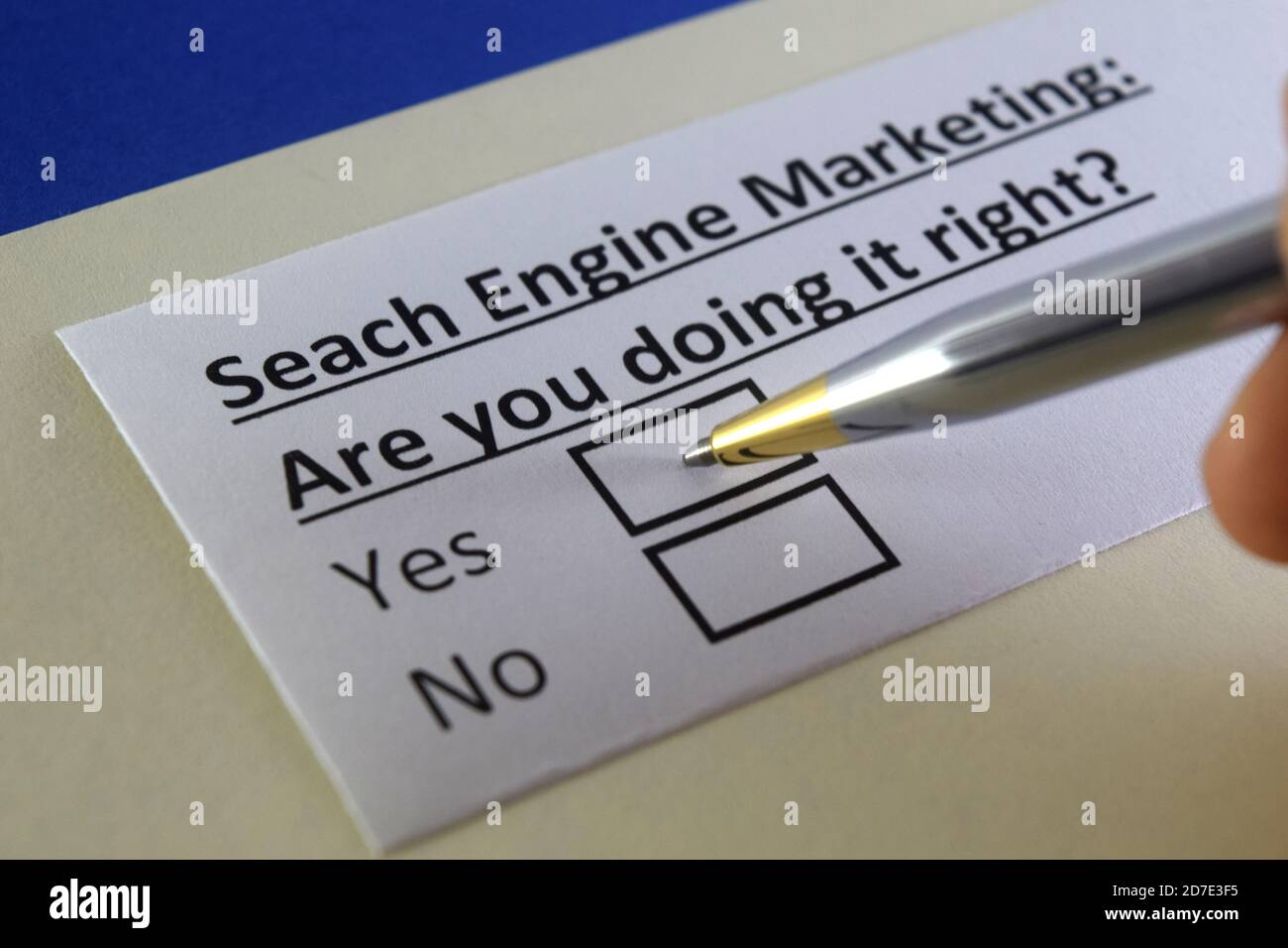 Une personne répond à la question sur le marketing de Search Engine. Banque D'Images