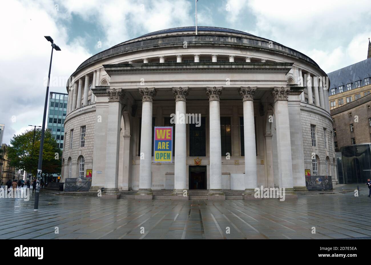 La zone autour de la bibliothèque centrale de Manchester sans foule, centre-ville de Manchester, Royaume-Uni Banque D'Images