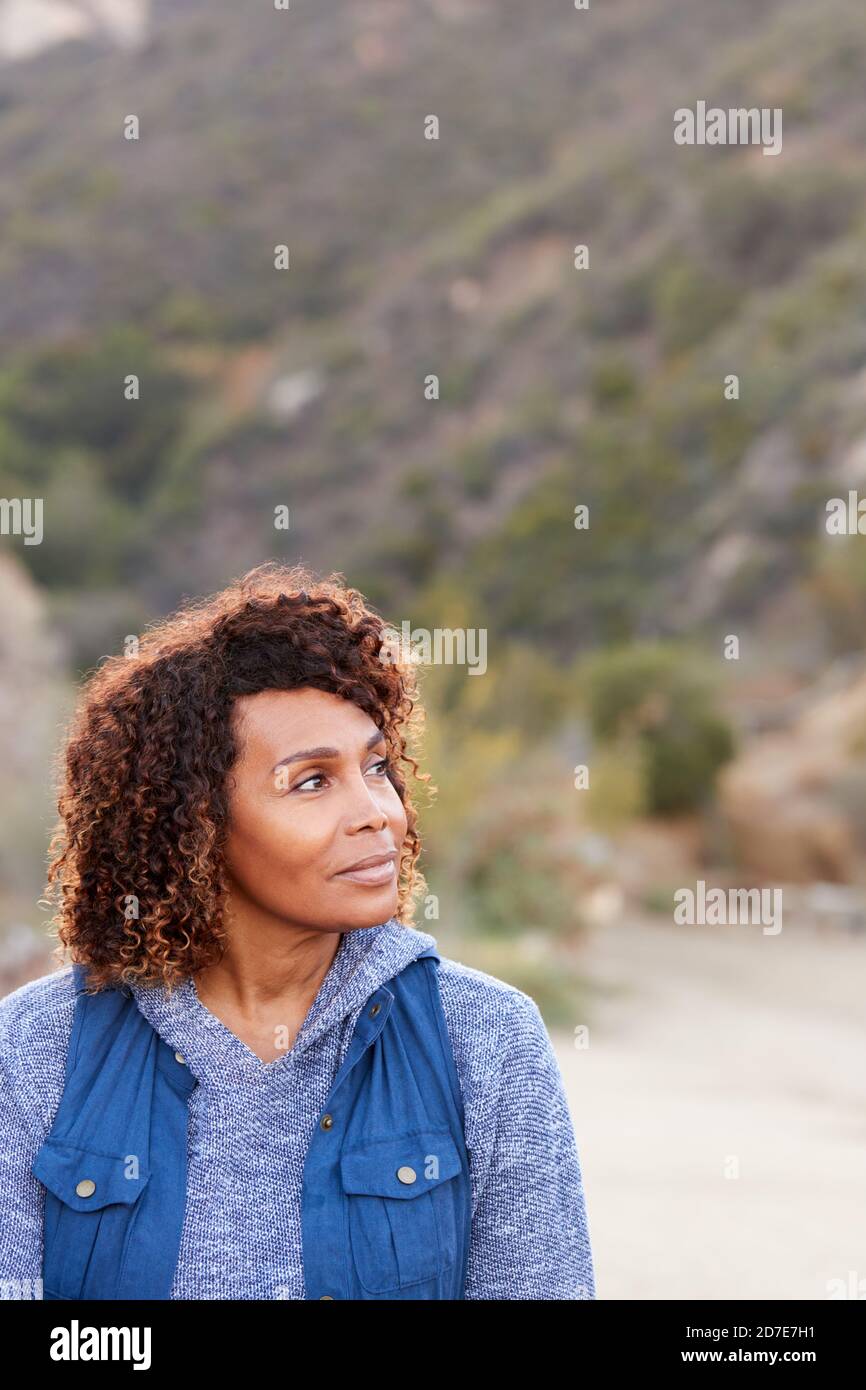 Portrait extérieur de femme sénior afro-américaine sérieuse avec Mental Problèmes de santé Banque D'Images
