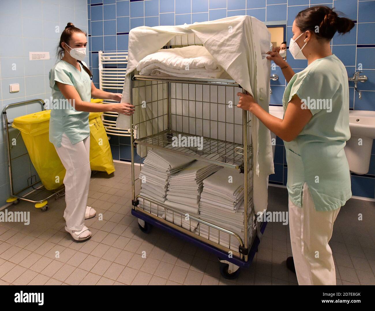 Jihlava, République tchèque. 22 octobre 2020. Travailleurs de la santé, qui s'occupent des patients atteints de COVID-19, à l'hôpital de Jihlava, République tchèque, le 22 octobre 2020. Une partie importante de la capacité du service est consacrée aux soins des patients atteints de covid-19 en état grave. Crédit: Lubos Pavlicek/CTK photo/Alay Live News Banque D'Images