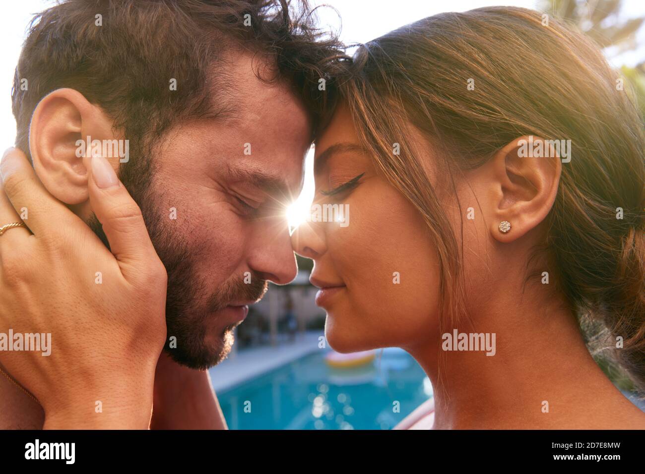 Couple hispanique romantique à l'extérieur en profitant de la fête d'été en piscine Banque D'Images