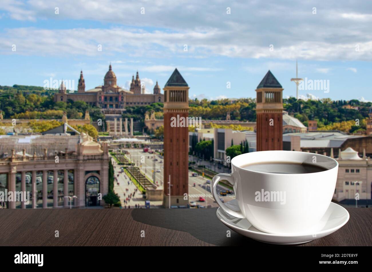 Tasse de café sur la table contre la place de l'Espagne à Barcelone, Espagne Banque D'Images