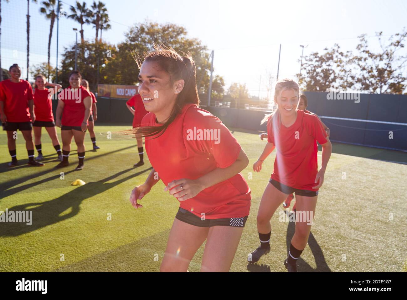 Entraînement de l'équipe de football pour Femme pour le match de football sur Astro extérieur Pas de gazon Banque D'Images