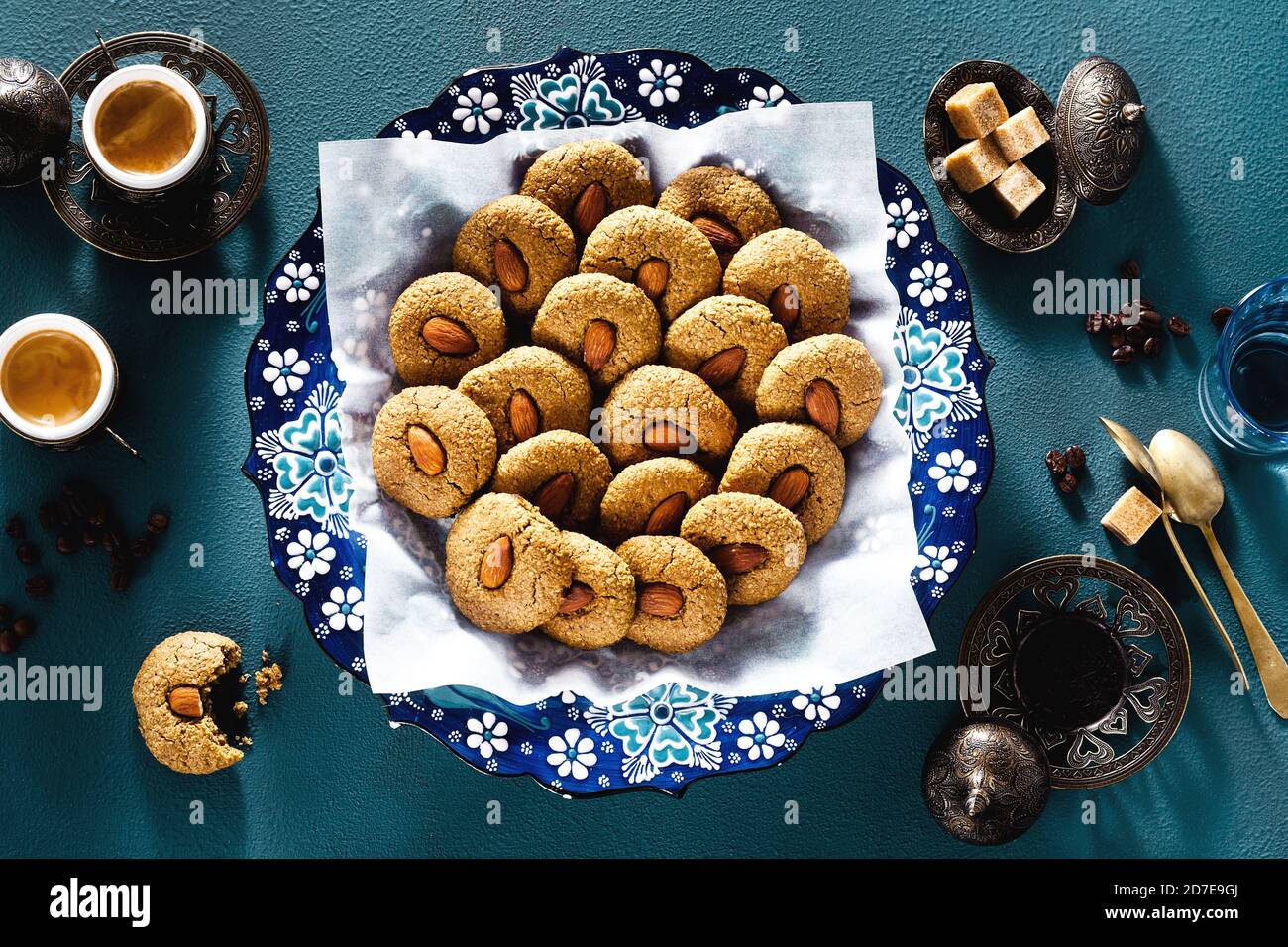 biscuits turcs aux amandes et café sur la table dans des plats traditionnels: une assiette avec un ornement et des tasses de cuivre. temps de thé Banque D'Images