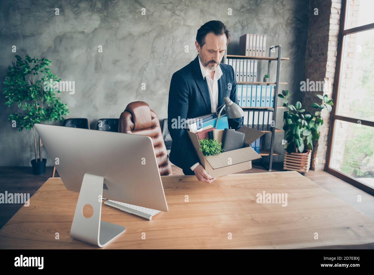 Photo de moody fatigué congédié travailleur gars mis à pied tiré le gestionnaire perdant le travail perdu porte les effets personnels boîte financière crise crash laissant moderne Banque D'Images