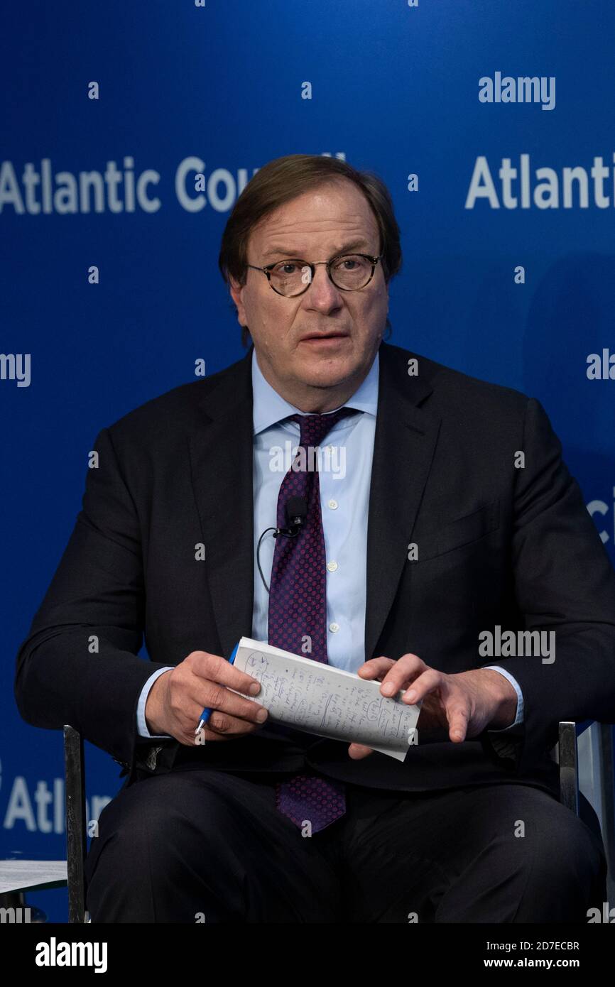 Frederick Kempe, directeur général du Conseil de l'Atlantique, interroge le secrétaire américain à la Défense Mark Esper, lors de la première page du Conseil de l'Atlantique le 20 octobre 2020 à Washington D.C. Banque D'Images