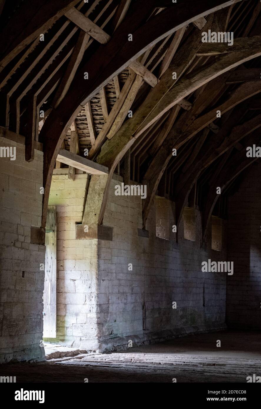 La dîme Barn sur Pound Lane, grange en pierre médiévale dans le complexe Barton Grange sur la rivière Avon à Bradford on Avon dans les Cotwolds, Wiltshire, Royaume-Uni Banque D'Images