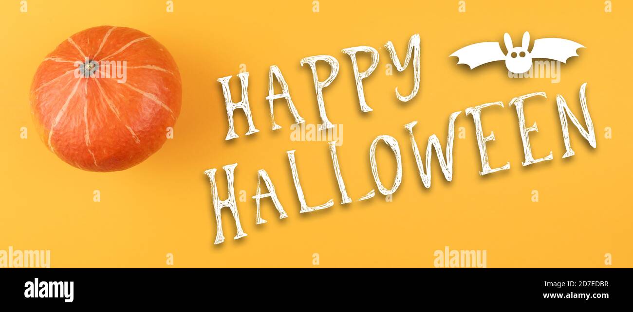 banderole happy halloween avec courge ou citrouille sur fond orange Banque D'Images