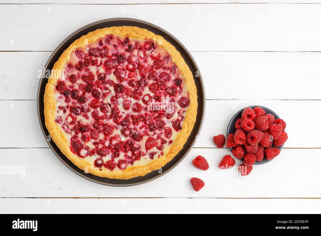 Tarte à la framboise maison avec garniture au yaourt sur une table en bois blanc. Vue de dessus. Banque D'Images