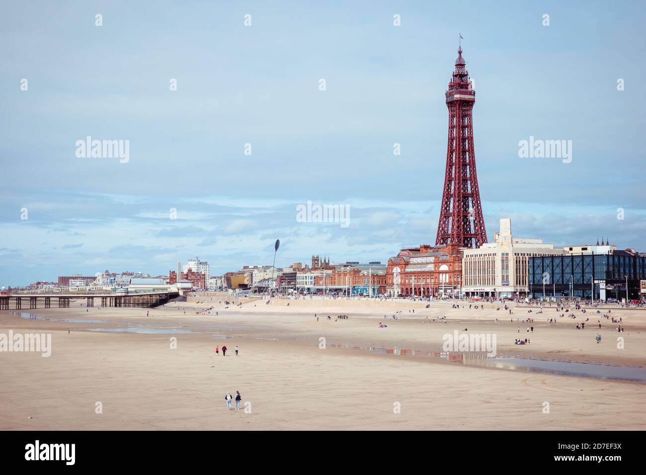 Blackpool plage, tour et paysage montrant les touristes socialement distants Banque D'Images