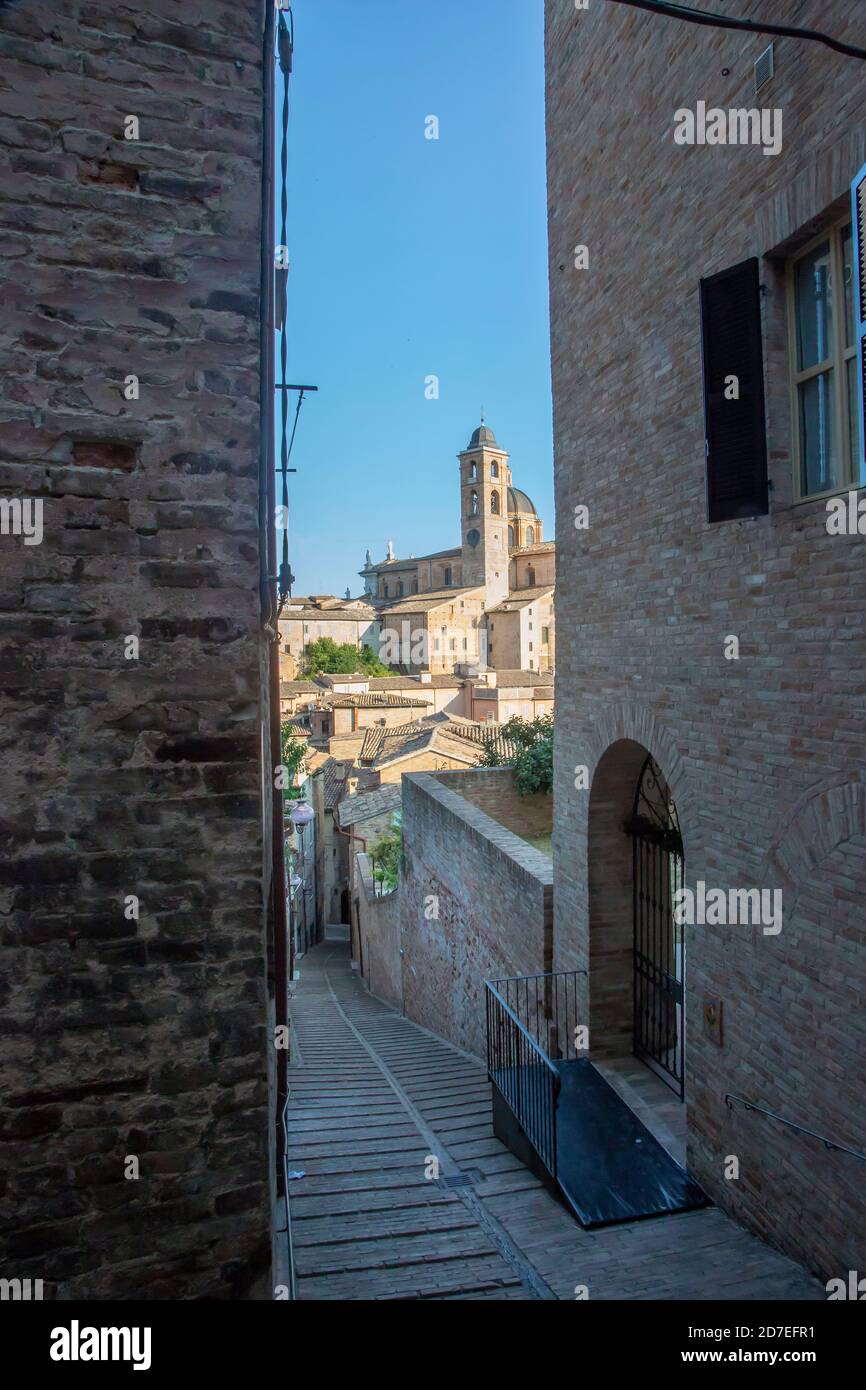 Palais ducal d'Urbino vu d'une allée Banque D'Images