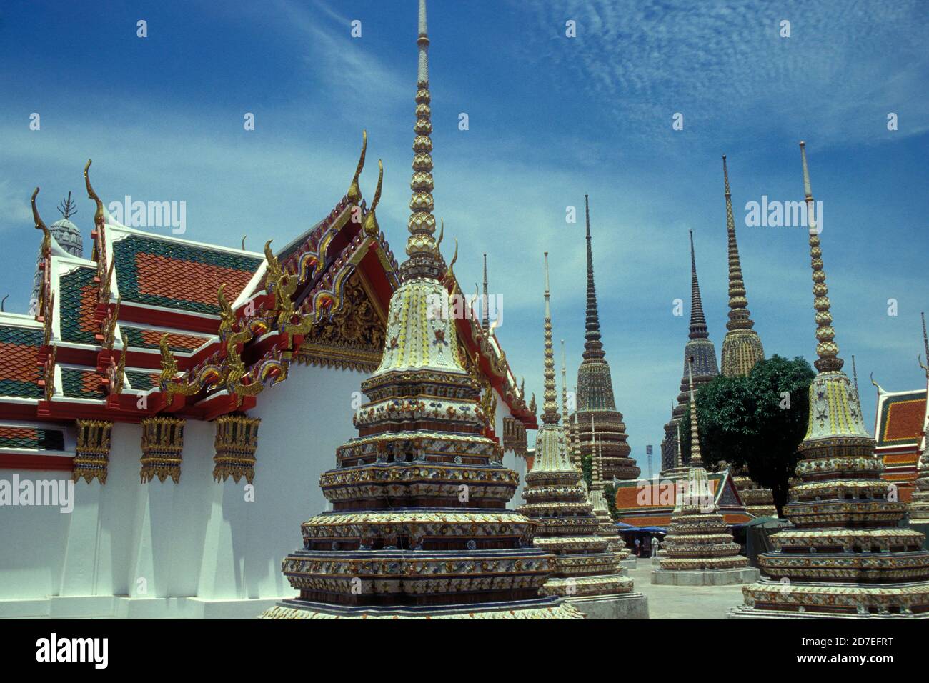 Le Wat Pho dans ko ratanakosin dans la ville de Bangkok en Thaïlande à Southeastasia. Thaïlande, Bangkok, avril 2001 Banque D'Images