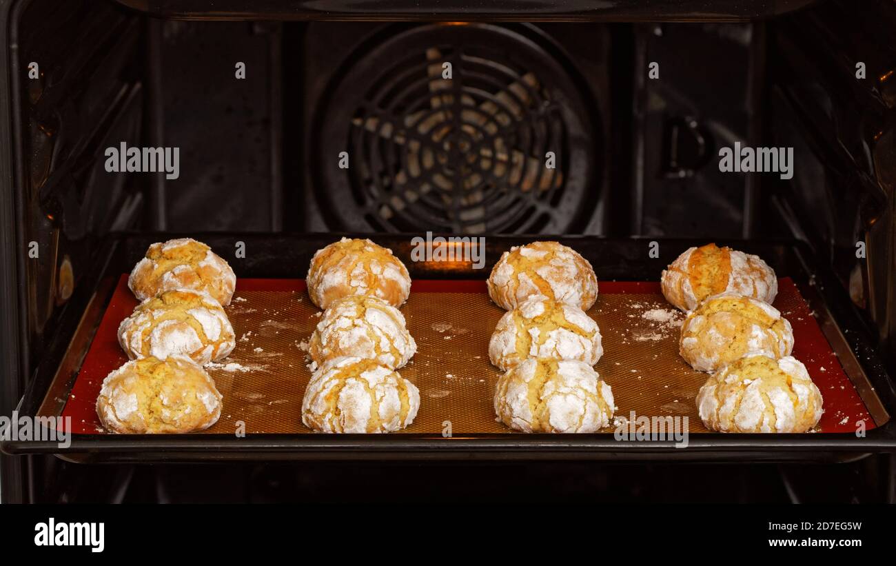 Sucre en poudre de biscuits à l'orange faits maison dans le four domestique. Mise au point peu profonde. Banque D'Images