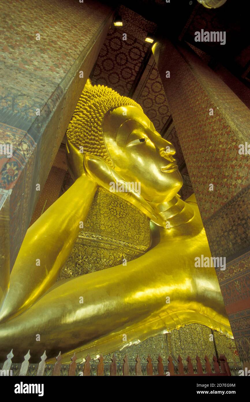 Le Bouddha couché au Wat Pho à Ko ratanakosin dans la ville de Bangkok en Thaïlande à Southeastasia. Thaïlande, Bangkok, avril 2001 Banque D'Images