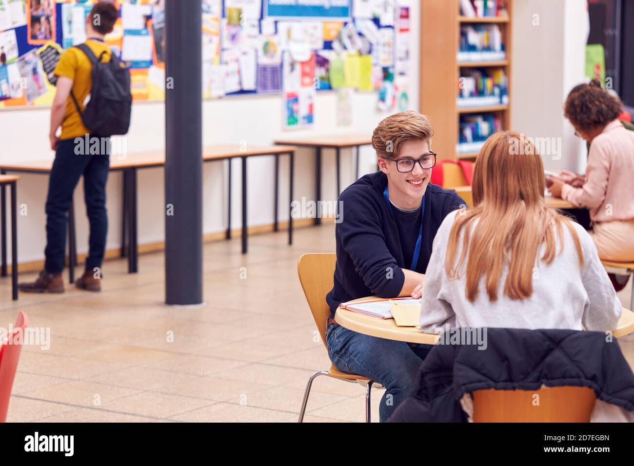 Zone commune du campus très fréquenté de l'université avec des étudiants travaillant à Tableaux Banque D'Images