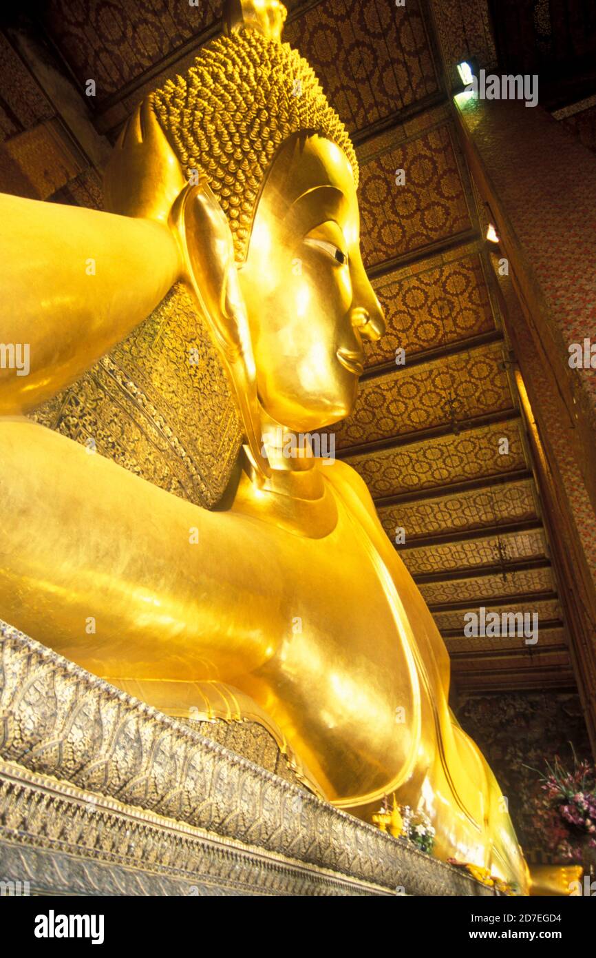 Le Bouddha couché au Wat Pho à Ko ratanakosin dans la ville de Bangkok en Thaïlande à Southeastasia. Thaïlande, Bangkok, avril 2001 Banque D'Images