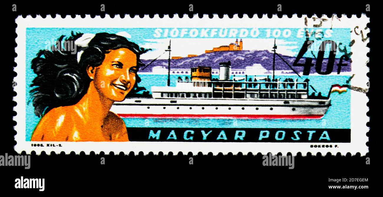 MOSCOU, RUSSIE - 25 NOVEMBRE 2017 : un timbre imprimé en Hongrie montre Girl, ferry 'Beloiannisz', Abbaye de Tihany, Summer Resort Siofok, série centenaire, c Banque D'Images
