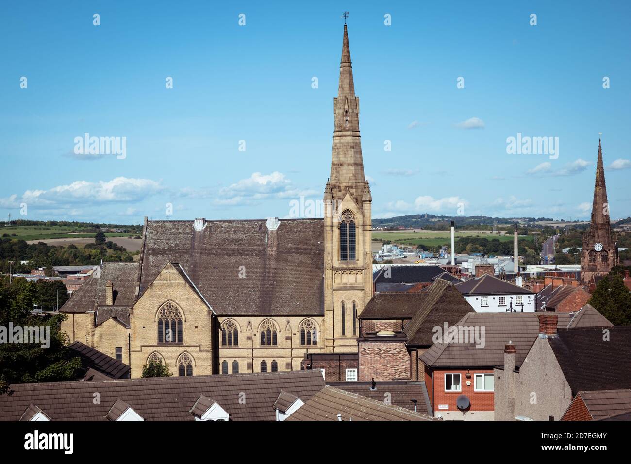 Une vue sur le paysage du centre de Rotherham, montrant les toits et l'église gothique méthodiste Banque D'Images