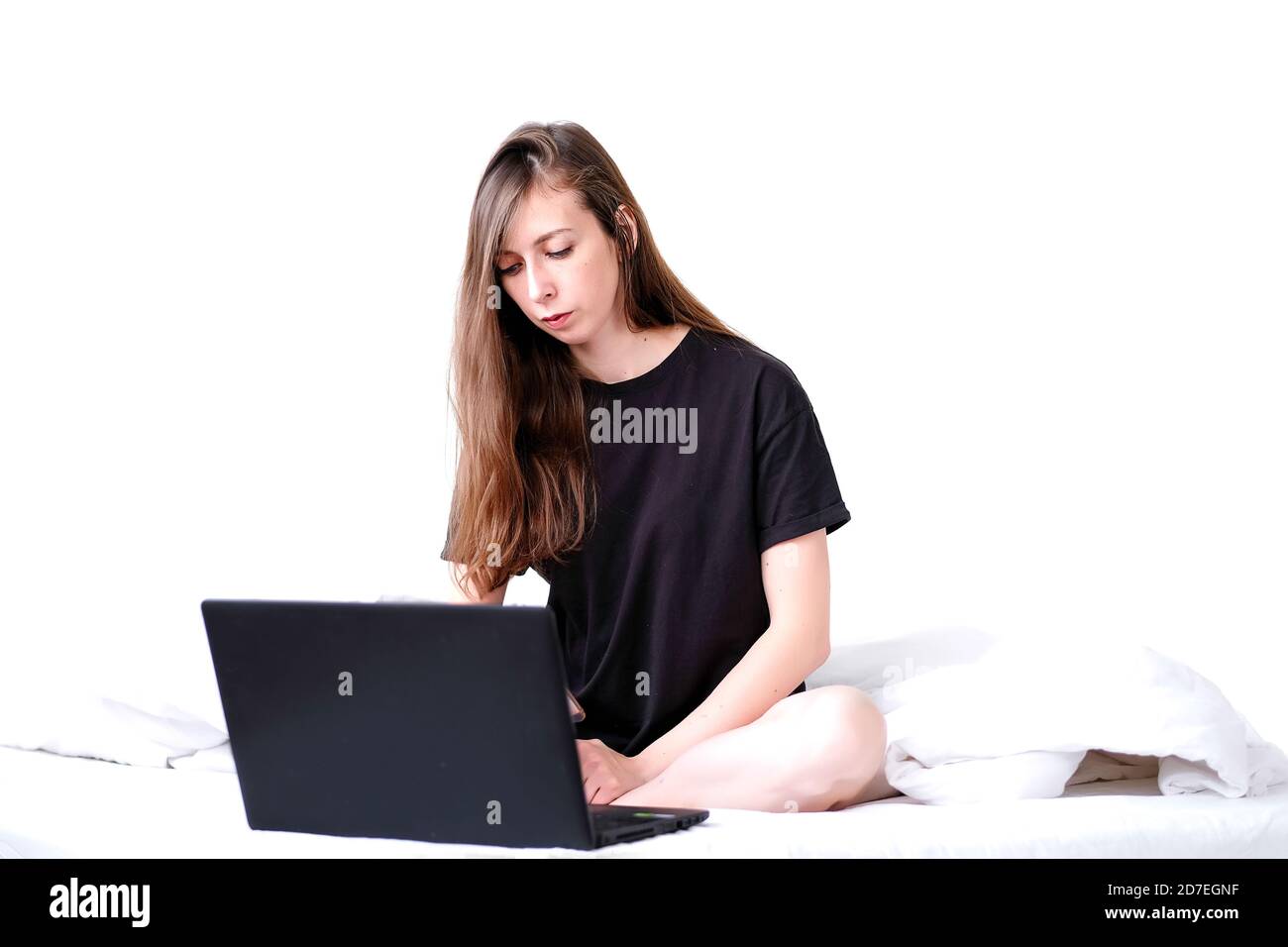 jeune femme travaillant sur ordinateur portable à la maison. travail en ligne. repos de lit. travail de fille de pigiste. Banque D'Images