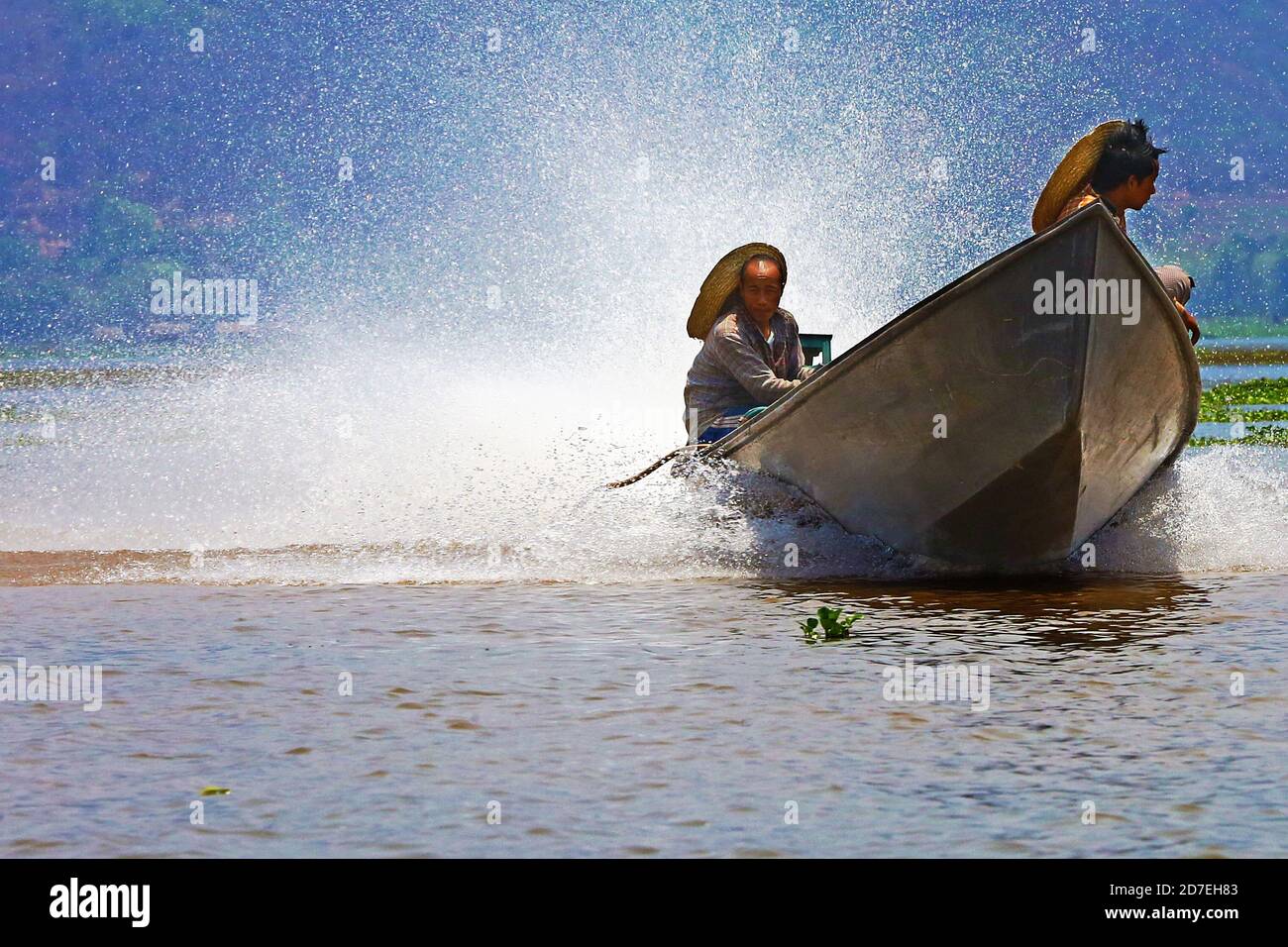 Bateau et éclaboussures sur le lac Inle, Myanmar Banque D'Images