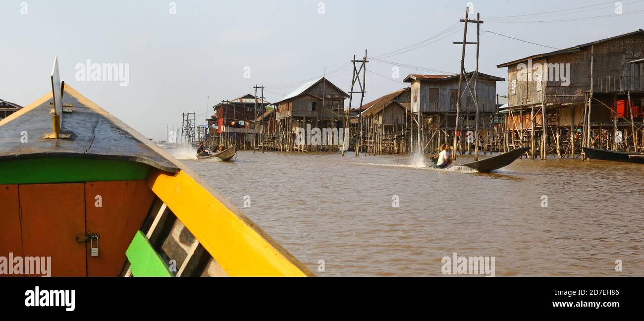 Bateaux et maisons sur le lac Inle, Myanmar Banque D'Images