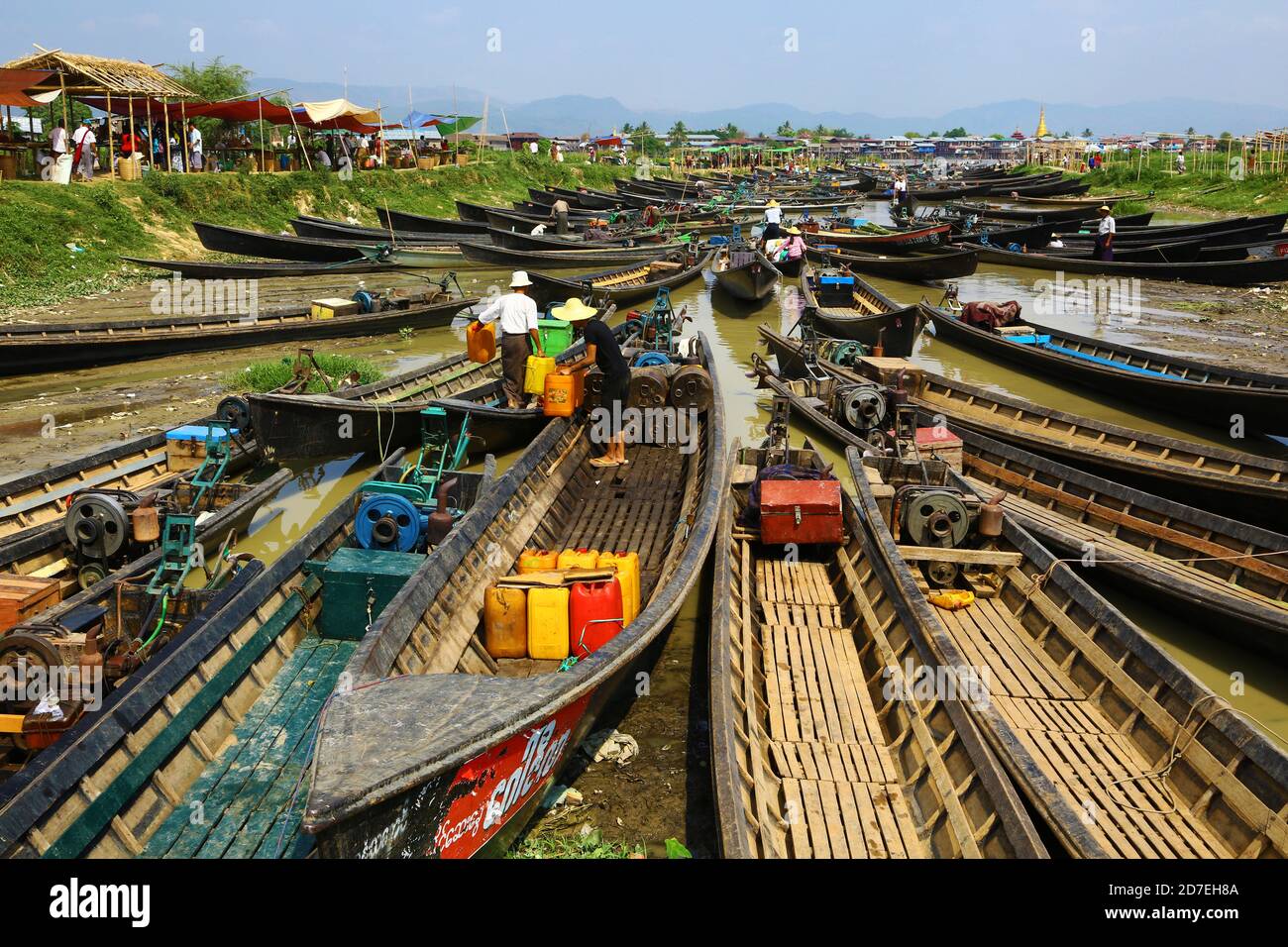 De nombreux bateaux se sont rassemblés pour le marché extérieur de Nam Pan sur le lac Inle. Banque D'Images