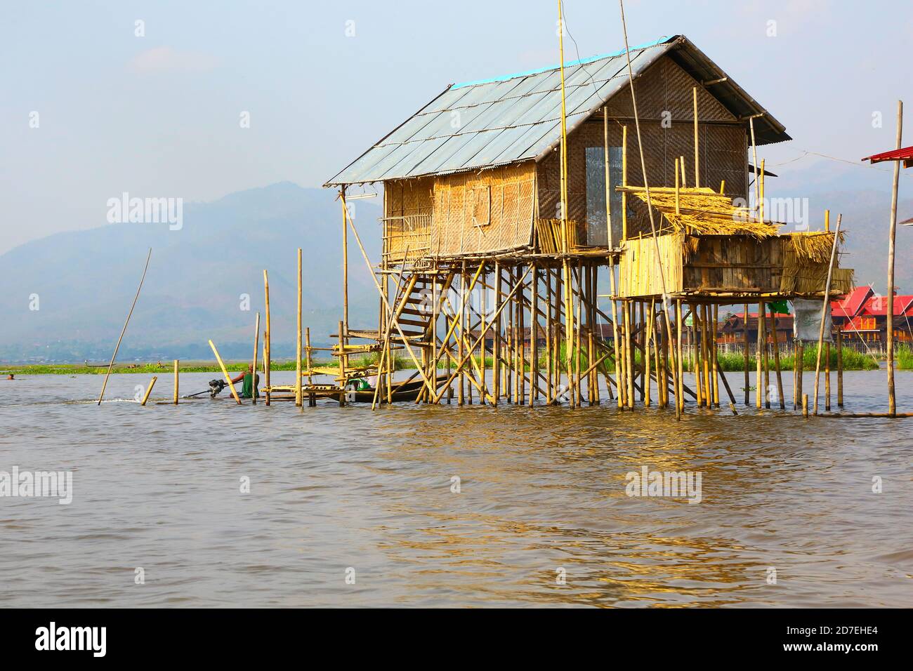 Maison traditionnelle sur pilotis du lac Inle, Myanmar Banque D'Images