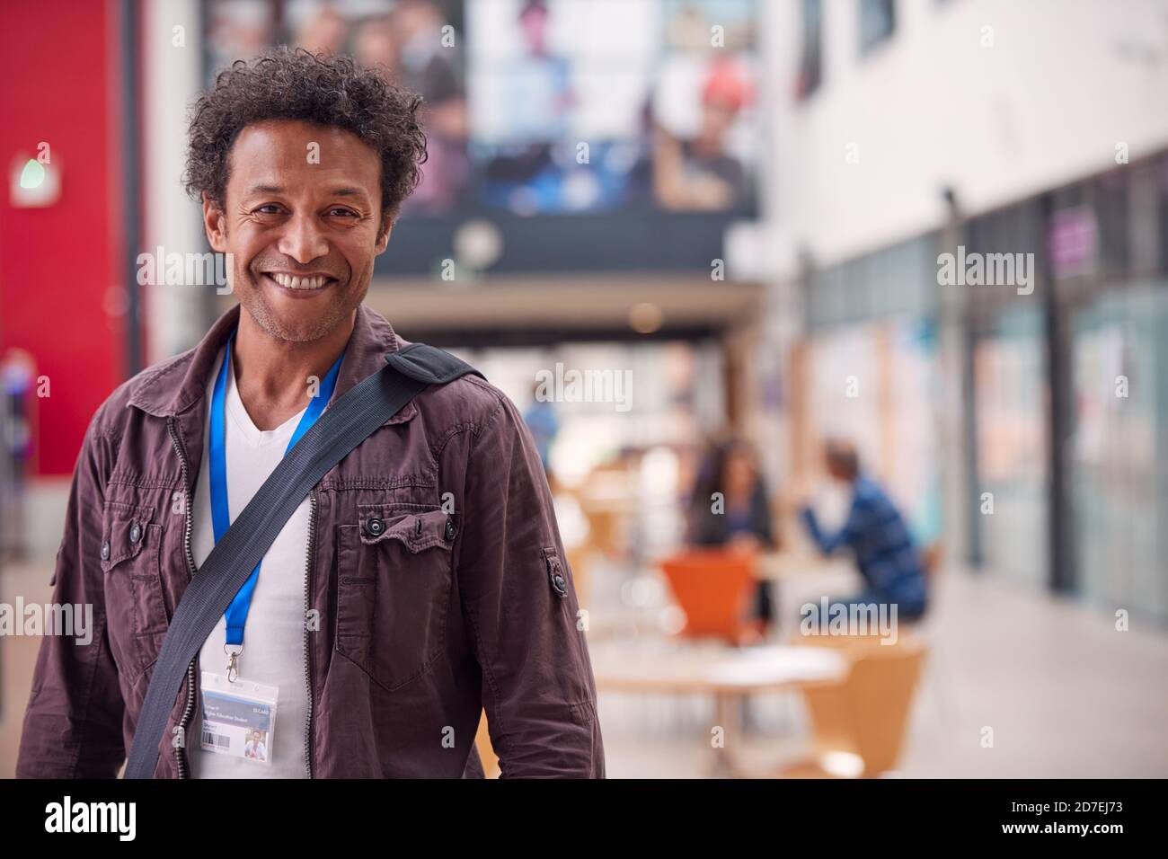 Portrait d'un enseignant ou d'un étudiant d'âge mûr dans le College Hall Banque D'Images