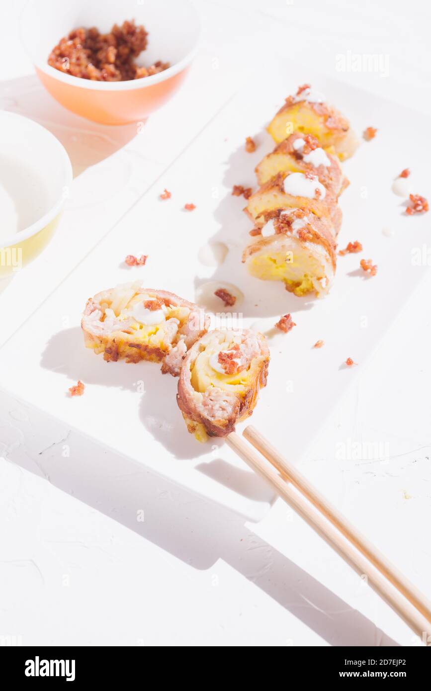 Rouleaux maki de style sushi Carbonara, refaçonnant un plat traditionnel Banque D'Images