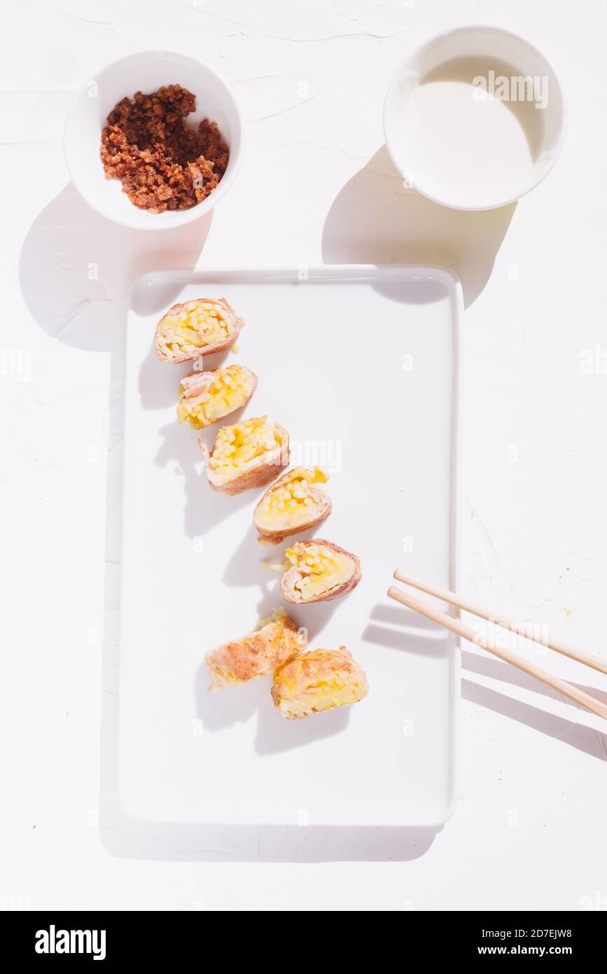 Rouleaux maki de style sushi Carbonara, refaçonnant un plat traditionnel Banque D'Images