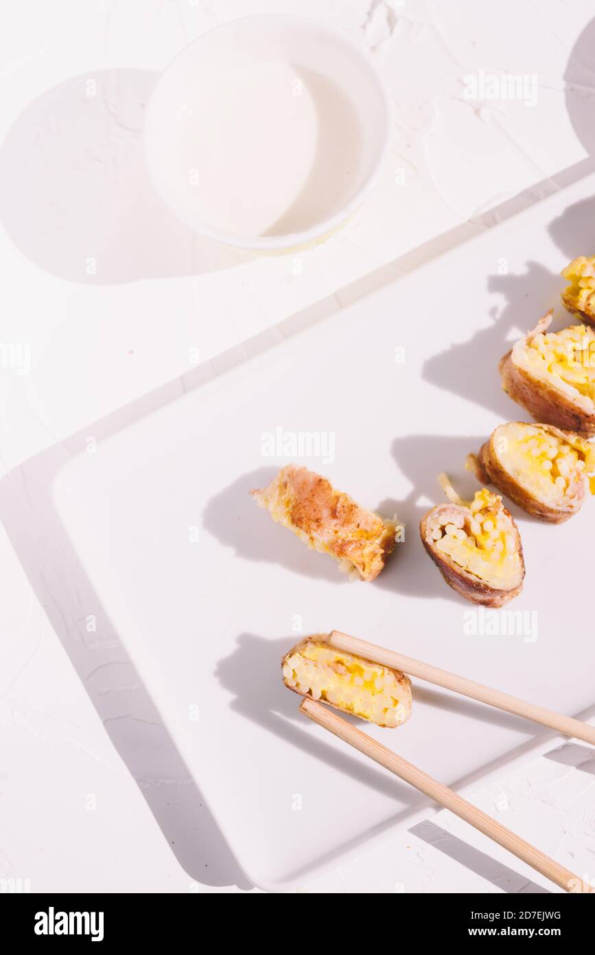 Rouleaux maki de style sushi Carbonara, refaçonnant un plat traditionnel Banque D'Images