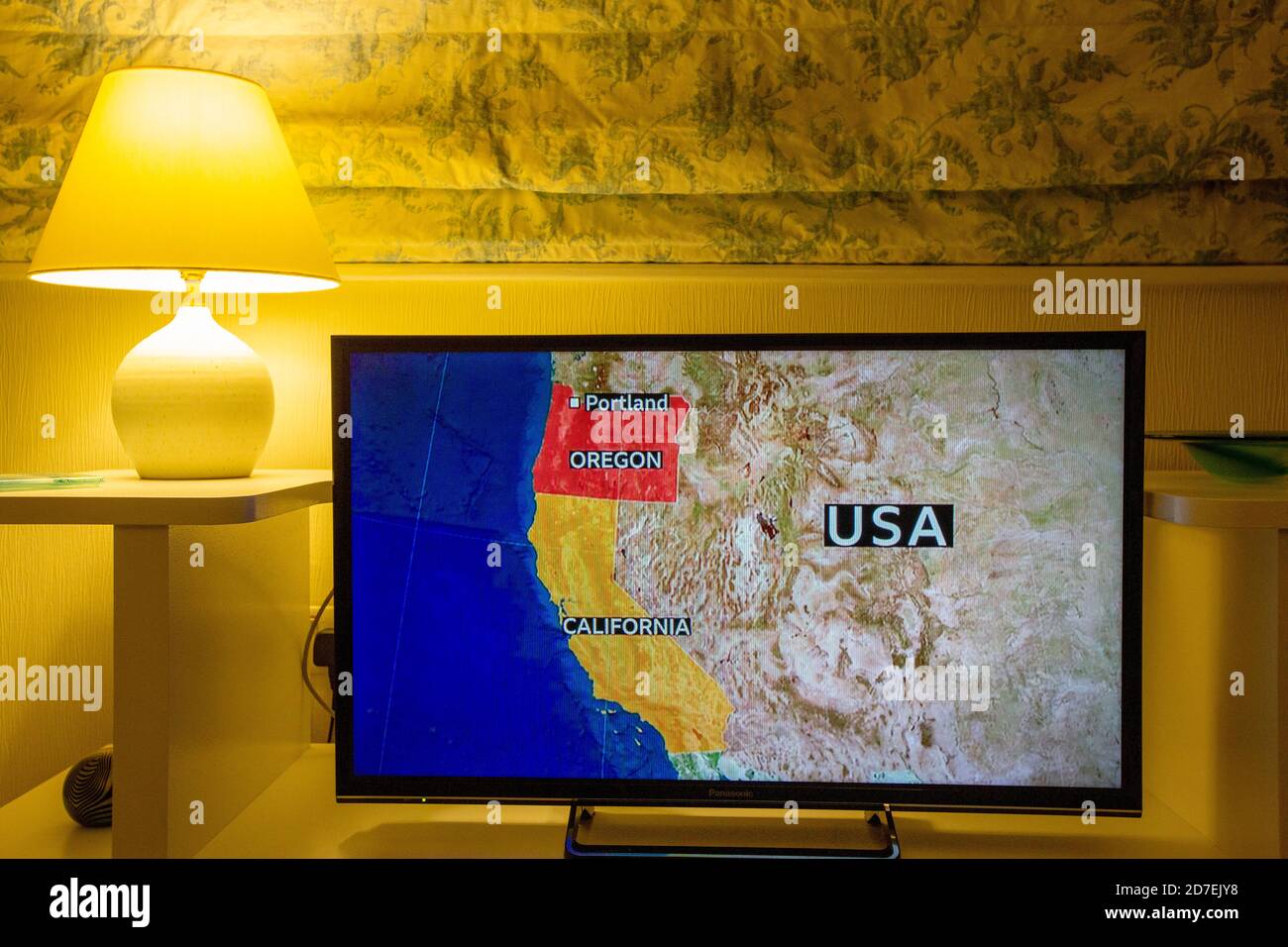 Les nouvelles de la BBC couvrant les feux de forêt dévastateurs en Californie exclamés par le changement climatique. Banque D'Images