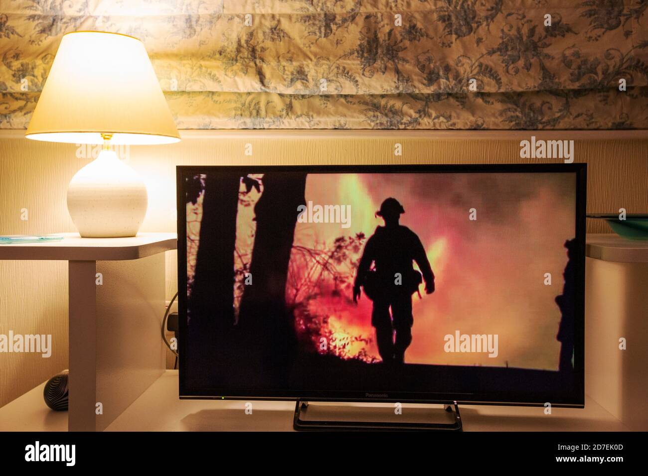 Les nouvelles de la BBC couvrant les feux de forêt dévastateurs en Californie exclamés par le changement climatique. Banque D'Images