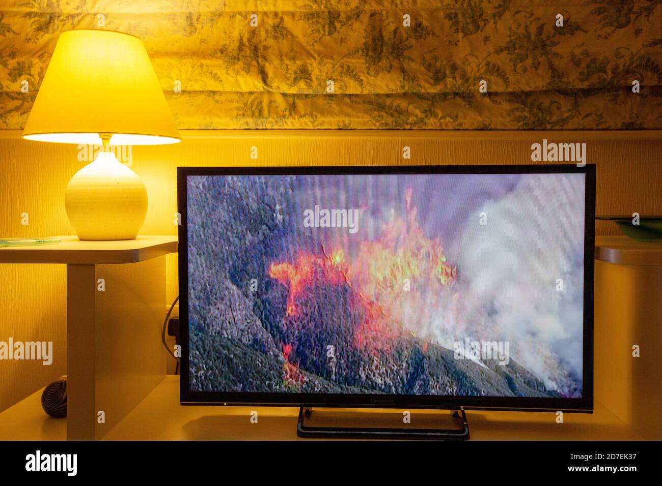 Les nouvelles de la BBC couvrant les feux de forêt dévastateurs en Californie exclamés par le changement climatique. Banque D'Images