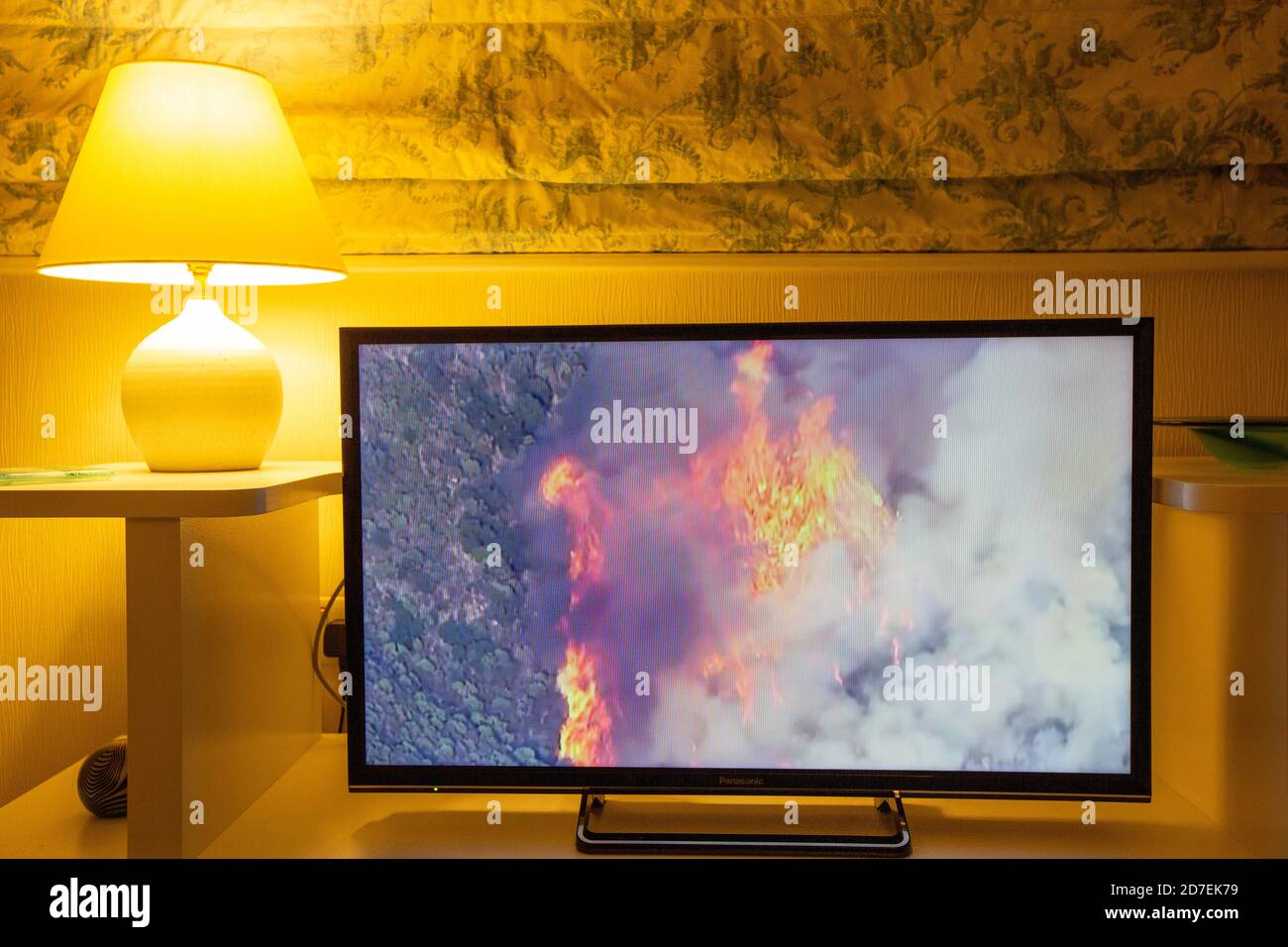 Les nouvelles de la BBC couvrant les feux de forêt dévastateurs en Californie exclamés par le changement climatique. Banque D'Images