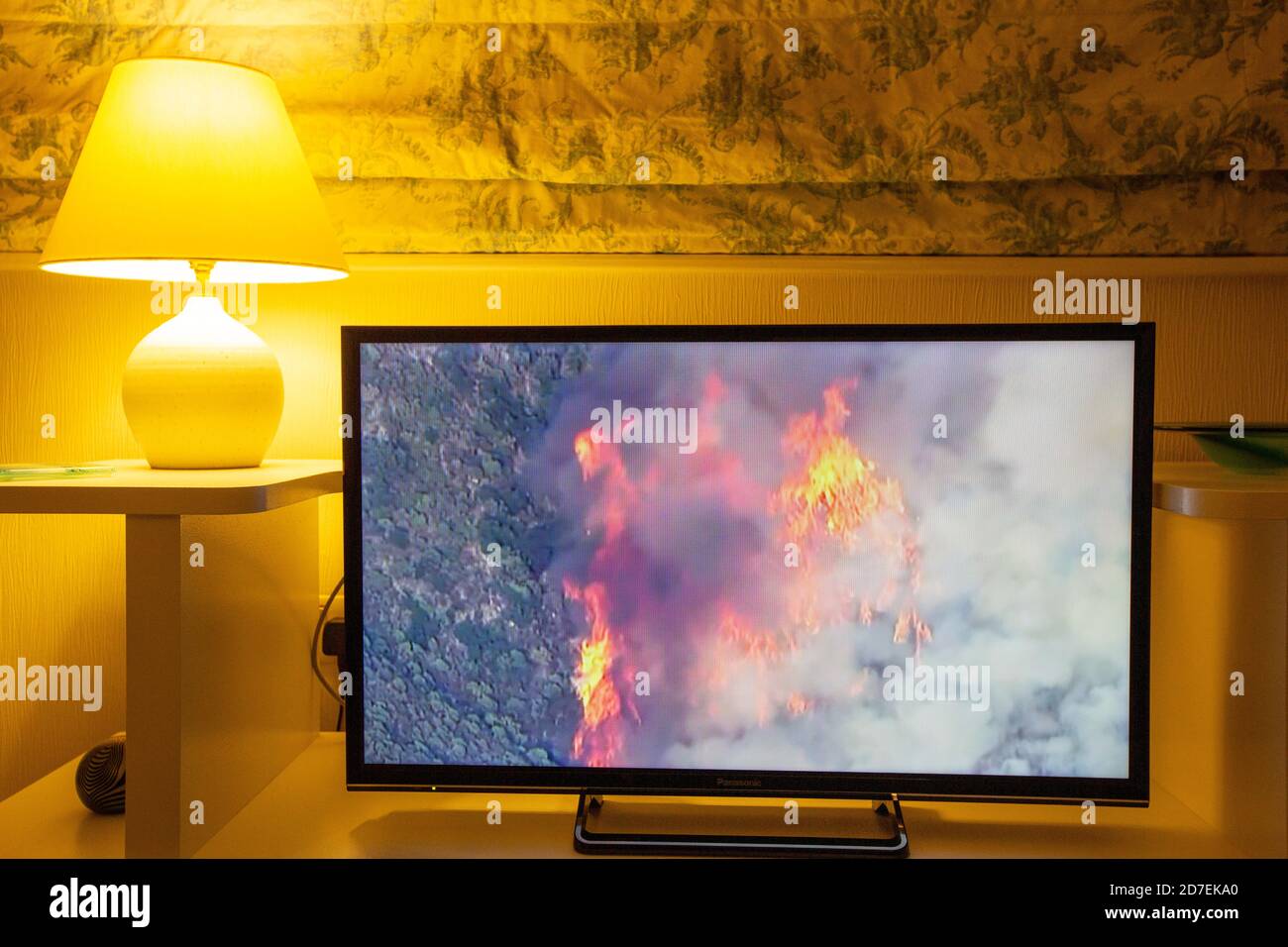 Les nouvelles de la BBC couvrant les feux de forêt dévastateurs en Californie exclamés par le changement climatique. Banque D'Images