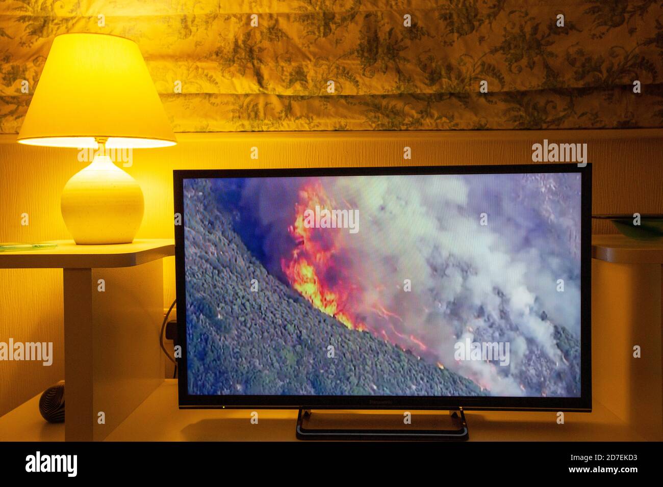 Les nouvelles de la BBC couvrant les feux de forêt dévastateurs en Californie exclamés par le changement climatique. Banque D'Images