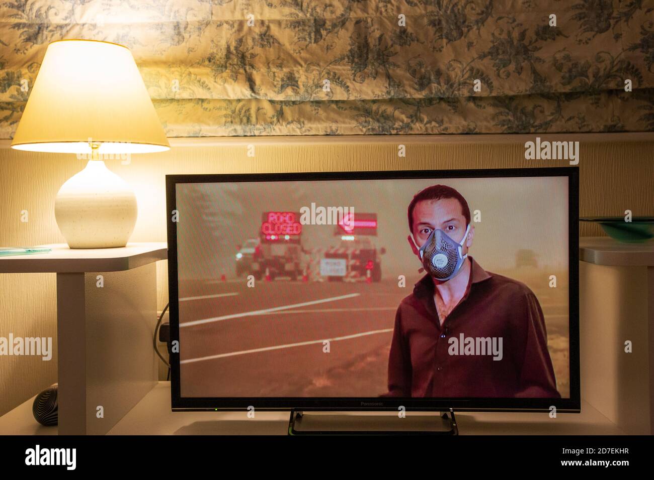 Les nouvelles de la BBC couvrant les feux de forêt dévastateurs en Californie exclamés par le changement climatique. Banque D'Images