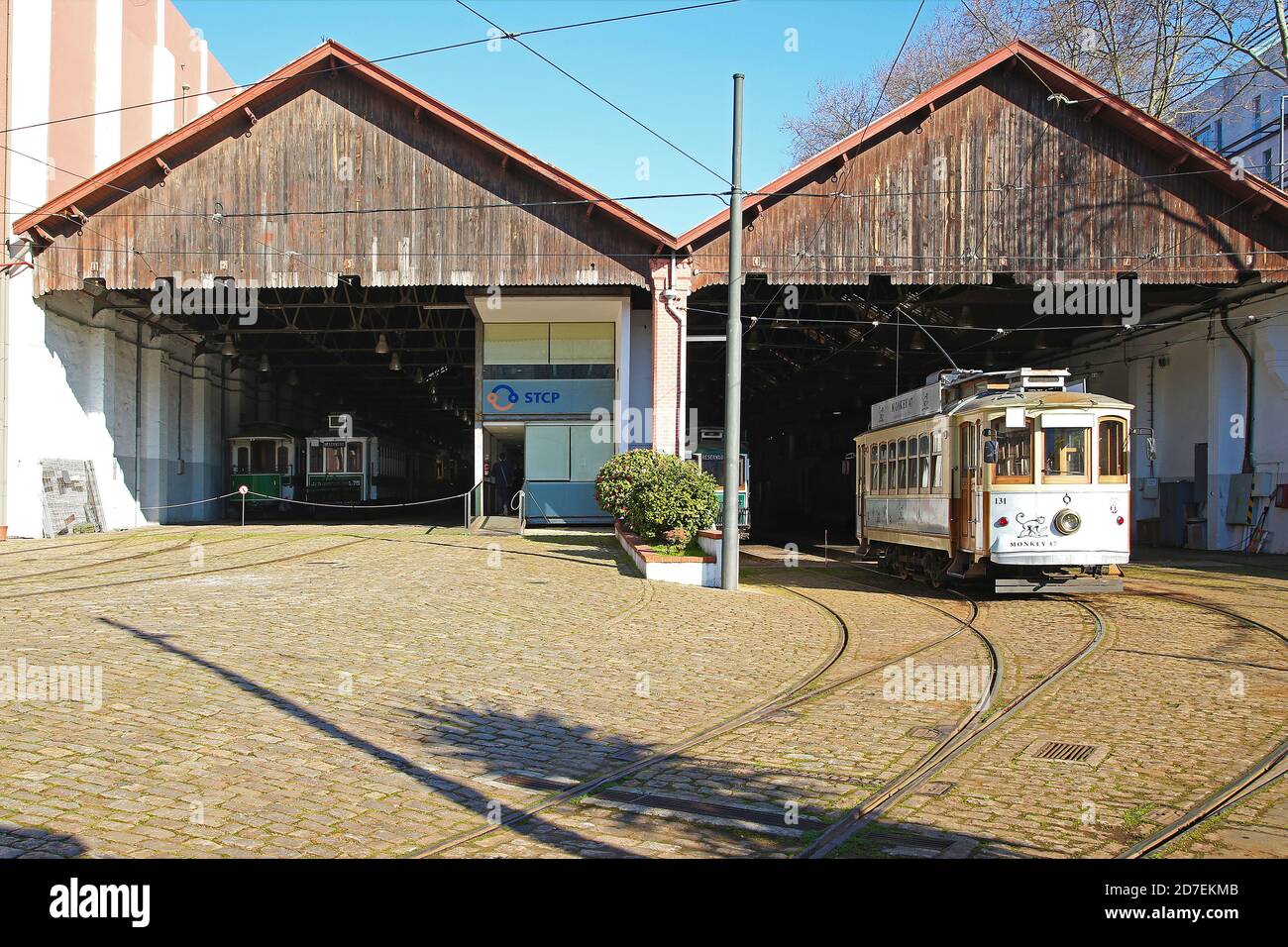 Dépôt de tram d'époque à Port. Un téléphérique sort du dépôt pour démarrer son service. Seules 3 lignes utilisent encore des tramways d'époque à Porto. Banque D'Images