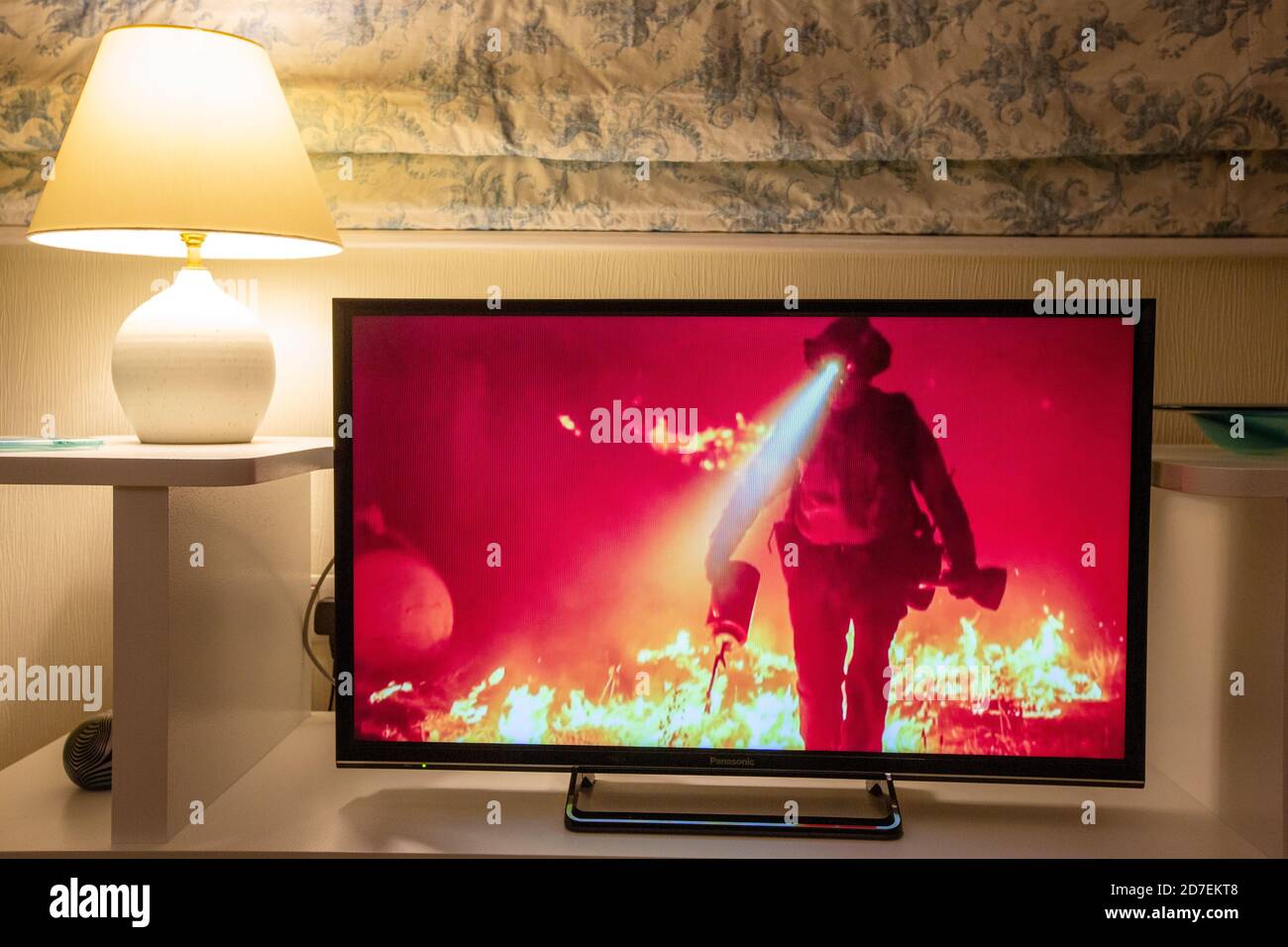 Les nouvelles de la BBC couvrant les feux de forêt dévastateurs en Californie exclamés par le changement climatique. Banque D'Images