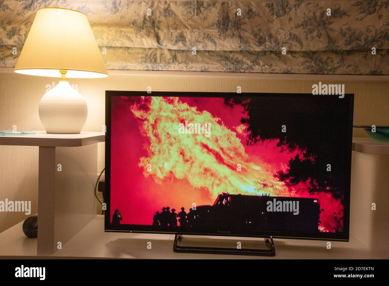 Les nouvelles de la BBC couvrant les feux de forêt dévastateurs en Californie exclamés par le changement climatique. Banque D'Images