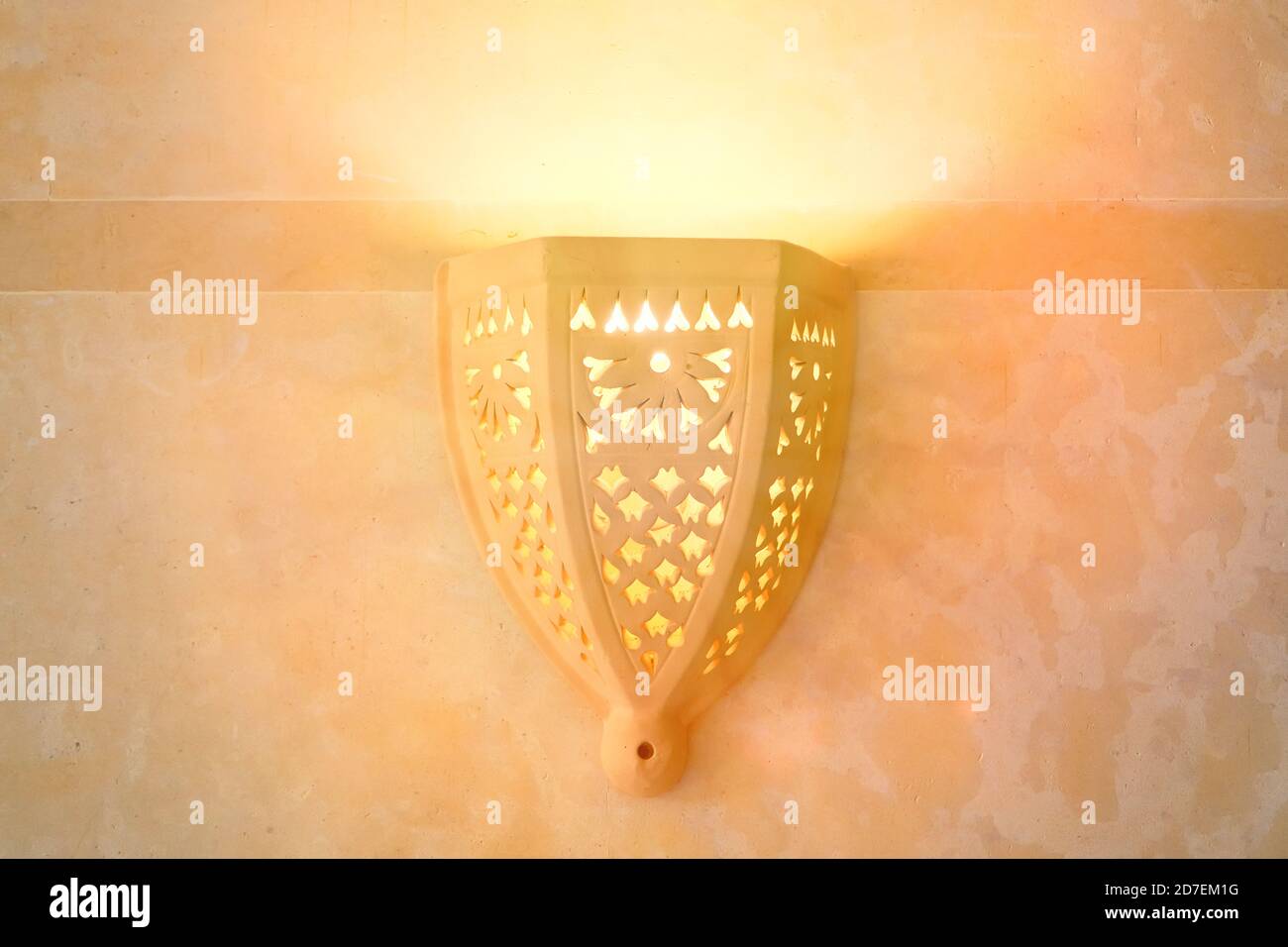 Lanterne jaune de style arabe. Une lampe en argile dans une maison africaine au Moyen-Orient. Motifs sur l'applique murale jaune. Banque D'Images