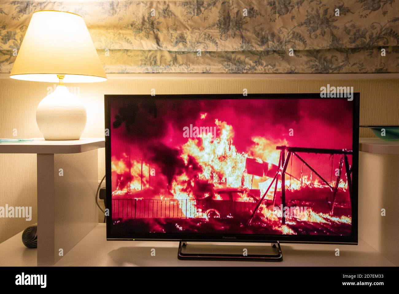 Les nouvelles de la BBC couvrant les feux de forêt dévastateurs en Californie exclamés par le changement climatique. Banque D'Images