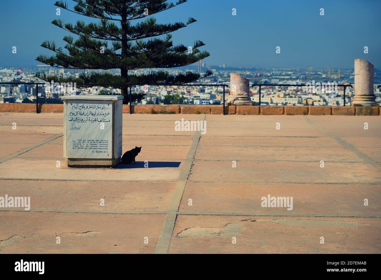 Byrsa Hill Carthage Tunisie Citation De L Ecrivain Arabe Sur Le Monument Traduction Au Xie Siecle El Bekri Ecrit Celui Qui Entra Chaque Jour A Carthage Photo Stock Alamy